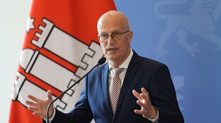 Hamburgs Bürgermeister Peter Tschentscher wirft den Berliner Behörden vor, die Abschiebung von mehreren Afghanen nach Schweden zu verhindern (Archivbild).  / Foto: Marcus Brandt/dpa