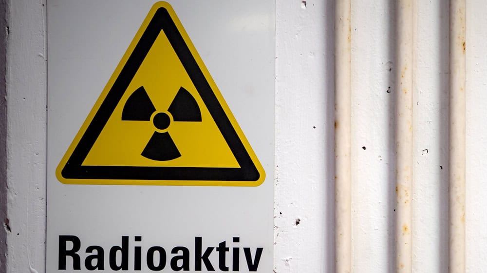In einer Schule in Brandenburg soll eine Kiste mit einem Symbol gefunden worden sein, das üblicherweise auf Radioaktivität hindeutet. (Symbolbild) / Foto: Sina Schuldt/dpa