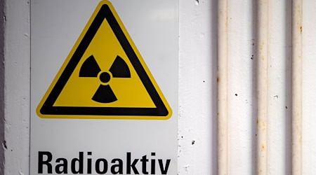 In einer Schule in Brandenburg soll eine Kiste mit einem Symbol gefunden worden sein, das üblicherweise auf Radioaktivität hindeutet. (Symbolbild) / Foto: Sina Schuldt/dpa