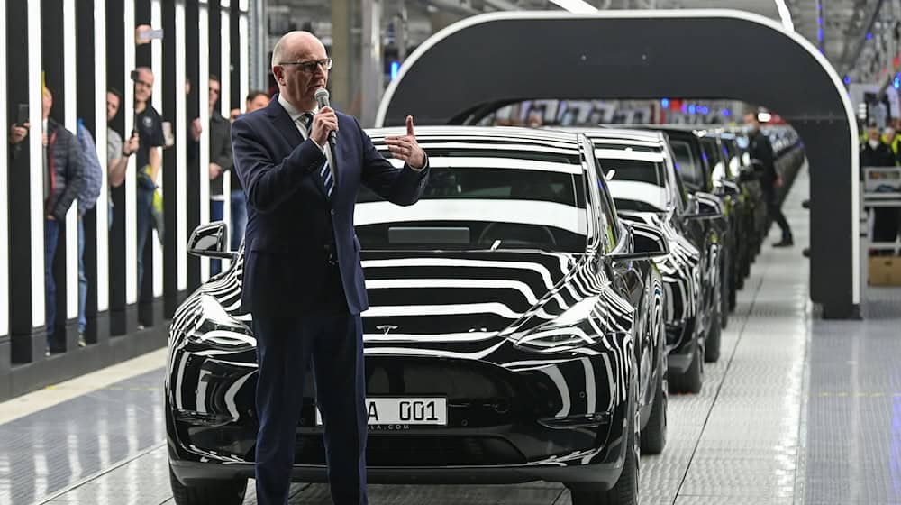Brandenburgs Ministerpräsident zeigt sich trotz des Rückgangs bei Neuzulassungen von Tesla-Autos nicht besorgt für die Fabrik in Grünheide. (Archivbild) / Foto: Patrick Pleul/dpa-Zentralbild POOL/dpa