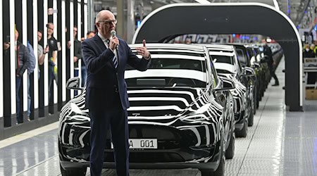 Brandenburgs Ministerpräsident zeigt sich trotz des Rückgangs bei Neuzulassungen von Tesla-Autos nicht besorgt für die Fabrik in Grünheide. (Archivbild) / Foto: Patrick Pleul/dpa-Zentralbild POOL/dpa