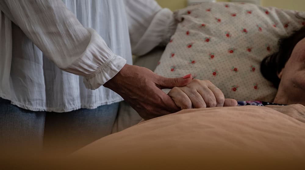 Die Pflegeversicherung muss nach Ansicht von Brandenburgs Gesundheitsministerin Britta Müller (parteilos) bezahlbar bleiben (Symbolbild). / Foto: Paul Zinken/dpa
