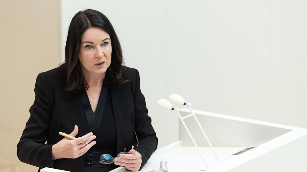 Brandenburgs Gesundheitsministerin Britta Müller (parteilos) sieht den Bund in der Pflicht zur Kostenregelung für die Fahrt von Rettungswagen ohne Patient. / Foto: Hannes P. Albert/dpa