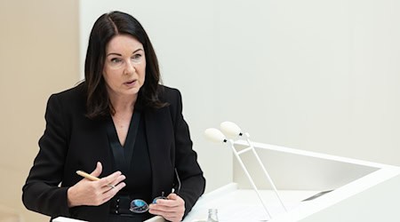 Brandenburgs Gesundheitsministerin Britta Müller (parteilos) sieht den Bund in der Pflicht zur Kostenregelung für die Fahrt von Rettungswagen ohne Patient. / Foto: Hannes P. Albert/dpa