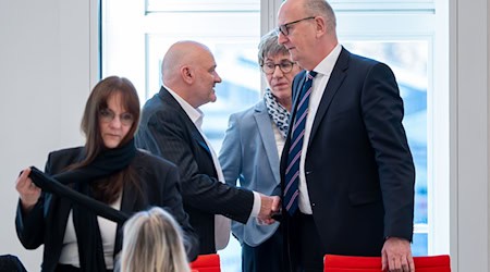 Brandenburgs Ministerpräsident Dietmar Woidke (SPD) und Finanzminister Robert Crumbach (BSW) bereiten mit den Kommunen die Umsetzung des Sondervermögens für Infrastruktur vor. (Archivbild) / Foto: Soeren Stache/dpa