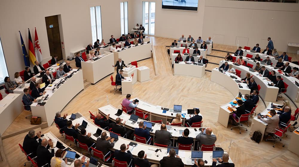Der Brandenburger Landtag hat für eine Obergrenze für die automatische Diätenerhöhung gestimmt. / Foto: Hannes P. Albert/dpa