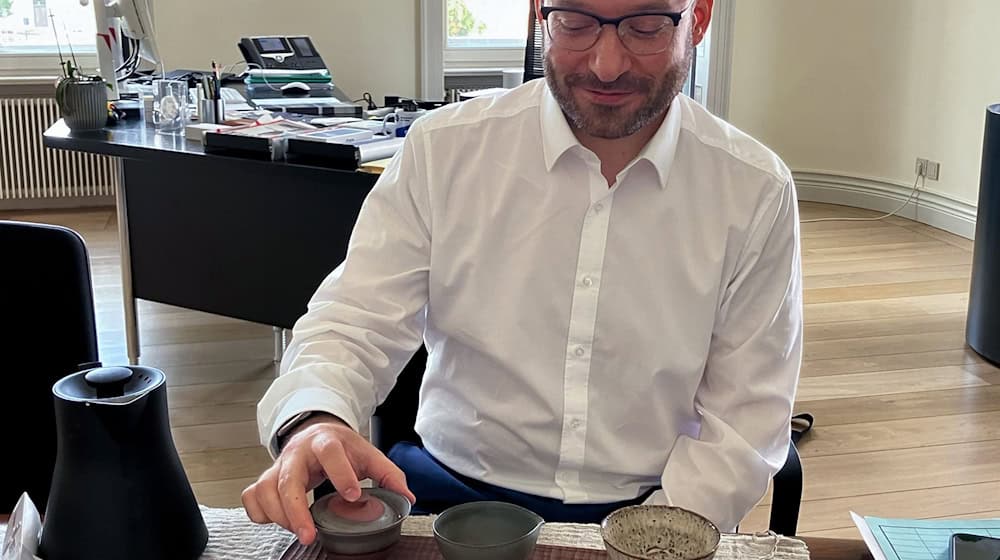 Innenminister René Wilke sitzt in seinem Arbeitszimmer in Potsdam bei einem Tee-Ritual. Der Politiker ist ein Liebhaber guten Tees. / Foto: Monika Wendel/dpa