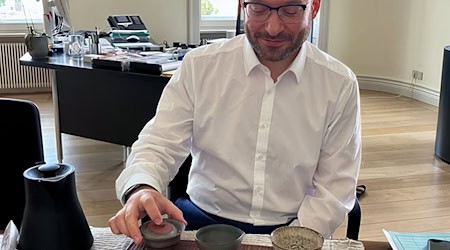 Innenminister René Wilke sitzt in seinem Arbeitszimmer in Potsdam bei einem Tee-Ritual. Der Politiker ist ein Liebhaber guten Tees. / Foto: Monika Wendel/dpa