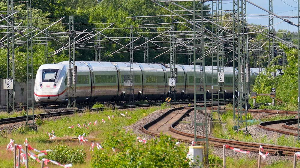 Neun Monate kein Zug auf der Strecke Hamburg-Berlin - für Pendler werden die kommenden Wochen eine Herausforderung. (Archivbild) / Foto: Soeren Stache/dpa