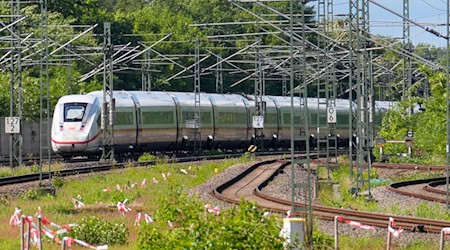 Neun Monate kein Zug auf der Strecke Hamburg-Berlin - für Pendler werden die kommenden Wochen eine Herausforderung. (Archivbild) / Foto: Soeren Stache/dpa