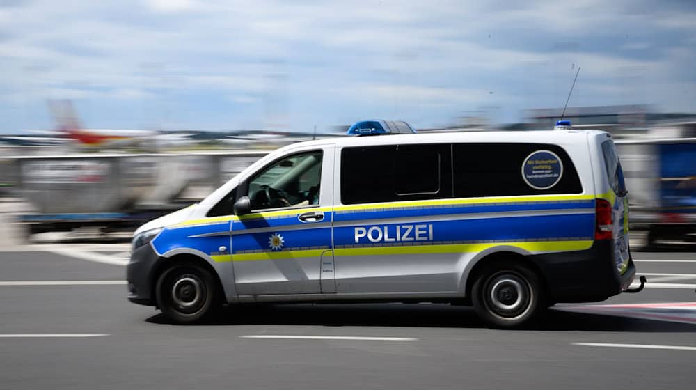 Bundespolizisten haben am Flughafen BER einen Mann festgenommen, der vom Internationalen Strafgerichtshof gesucht wird. (Symbolbild) / Foto: Bernd von Jutrczenka/dpa