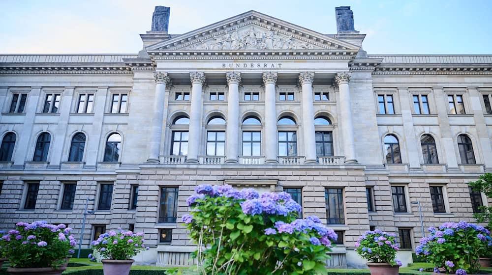 Der Bundesrat will zum Berliner CSD die Regenbogenfahne hissen. (Archivbild) / Foto: Annette Riedl/dpa