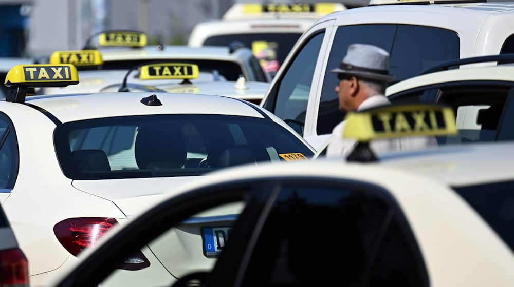Die Branche sieht in Mietwagenplattformen wie Uber und Bolt einen unfairen Wettbewerb, weil deren Preise nicht behördlich reguliert werden.  / Foto: Federico Gambarini/dpa
