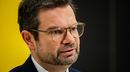 Marco Buschmann stand als Bundesjustizminister vor einem Jahr vor der Entscheidung, den sogenannten Tiergartenmörder freizugeben. (Archivbild)  / Foto: Christoph Soeder/dpa