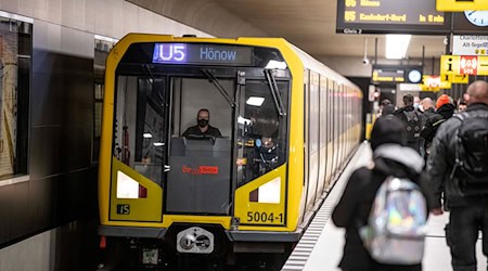 Fahrgäste der U5 müssen sich im Osten Berlins auf eine mehrwöchige Sperrung einstellen. (Archivbild) / Foto: Fabian Sommer/dpa