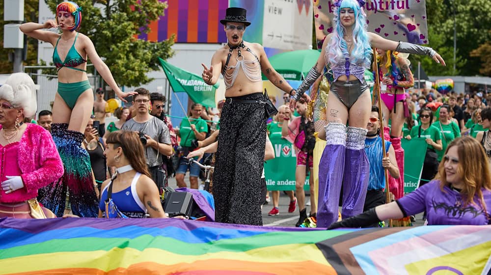 Die Veranstalter der CSD-Parade fordern einen besseren Kampf gegen Hasskriminalität. (Archivfoto) / Foto: Joerg Carstensen/dpa