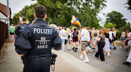 Die Polizei ist sensibilisiert mit Blick auf kommende CSD-Veranstaltungen in Brandenburg. (Archivbild) / Foto: Christoph Soeder/dpa