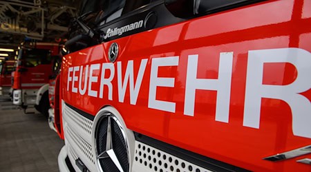 Die Feuerwehr rückte aus, um die Flammen zu löschenn. (Symbolbild) / Foto: Klaus-Dietmar Gabbert/dpa