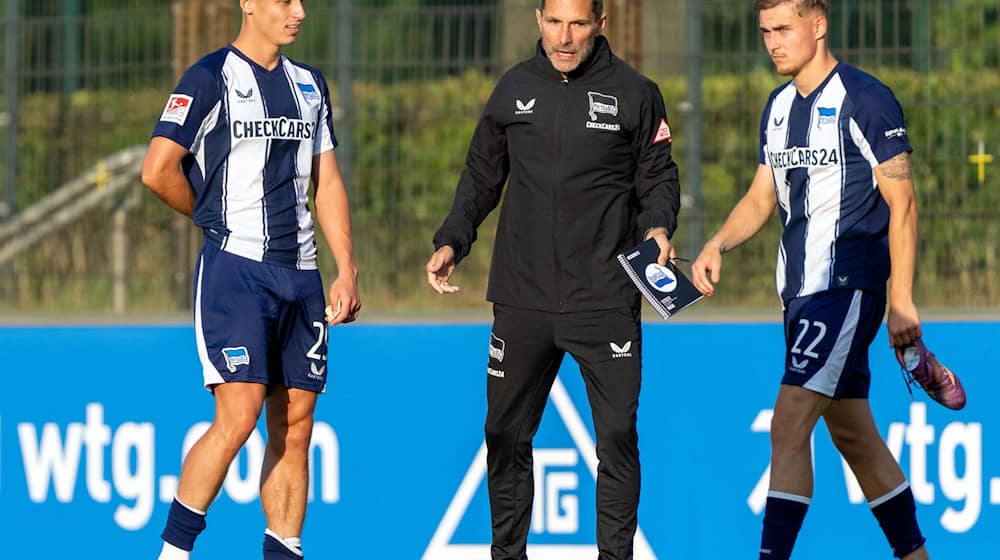 In Kitzbühel will Trainer Leitl (m.) die Hertha fit für die Saison machen.  / Foto: Soeren Stache/dpa