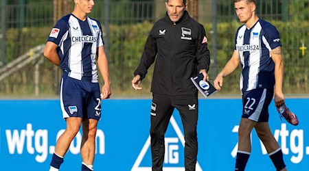 In Kitzbühel will Trainer Leitl (m.) die Hertha fit für die Saison machen.  / Foto: Soeren Stache/dpa