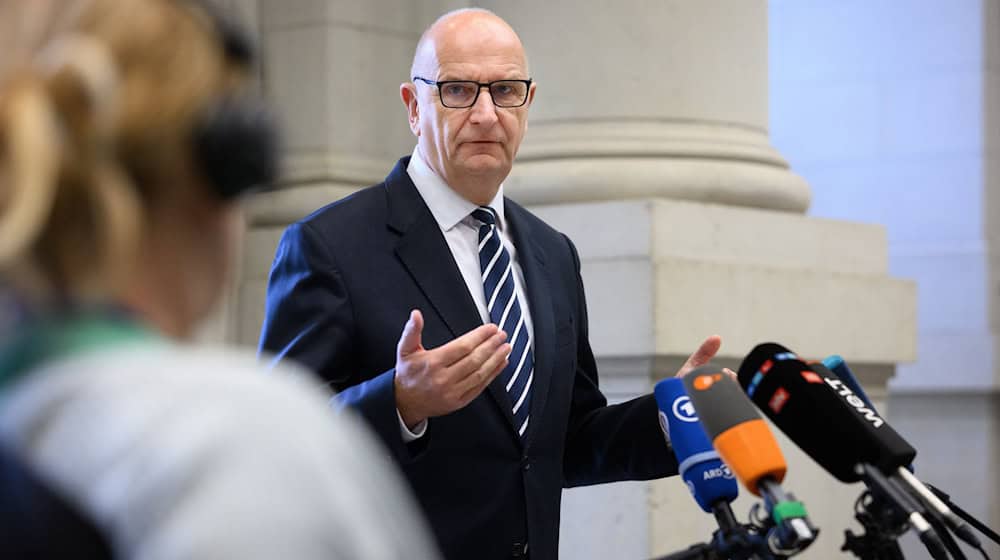 Brandenburgs Ministerpräsident Dietmar Woidke (SPD) hält eine größere Entlastung durch den Bund bei der Zahlung von DDR-Sonderrenten für notwendig. / Foto: Bernd von Jutrczenka/dpa