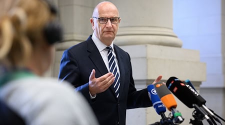 Brandenburgs Ministerpräsident Dietmar Woidke (SPD) hält eine größere Entlastung durch den Bund bei der Zahlung von DDR-Sonderrenten für notwendig. / Foto: Bernd von Jutrczenka/dpa