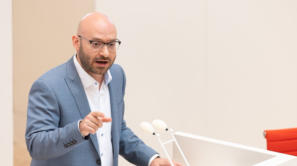 Brandenburgs Innenminister René Wilke (parteilos) äußert sich zur Forderung der AfD, die Hochstufung als gesichert rechtsextrem zu veröffentlichen. / Foto: Hannes P. Albert/dpa