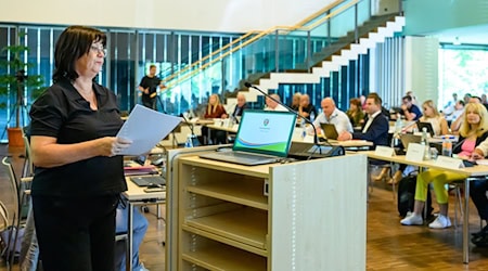 Die Spremberger Bürgermeisterin hat sich nach ihrem Brandbrief zum Rechtsextremismus gegen den Vorwurf verteidigt, sie schade vor allem dem Image der Stadt.  / Foto: Patrick Pleul/dpa