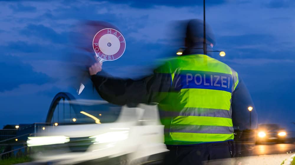 Die Bundespolizei kontrolliert seit Herbst 2023 an der Grenze zu Polen den Personenverkehr, um irreguläre Migration einzudämmen. Vor kurzem hat auch Polen vorübergehende Grenzkontrollen eingeführt. (Archivbild)  / Foto: Patrick Pleul/dpa