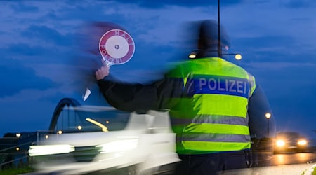 Die Bundespolizei kontrolliert seit Herbst 2023 an der Grenze zu Polen den Personenverkehr, um irreguläre Migration einzudämmen. Vor kurzem hat auch Polen vorübergehende Grenzkontrollen eingeführt. (Archivbild)  / Foto: Patrick Pleul/dpa