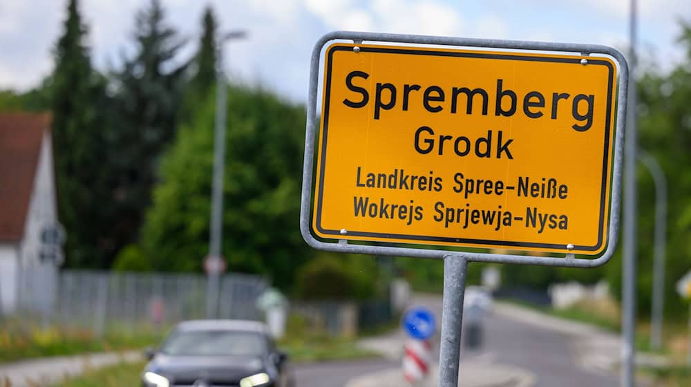 In Spremberg in der Lausitz ist nach einem Vorstoß der Bürgermeisterin eine Debatte über Rechtsextremismus entbrannt. (Archivbild) / Foto: Patrick Pleul/dpa
