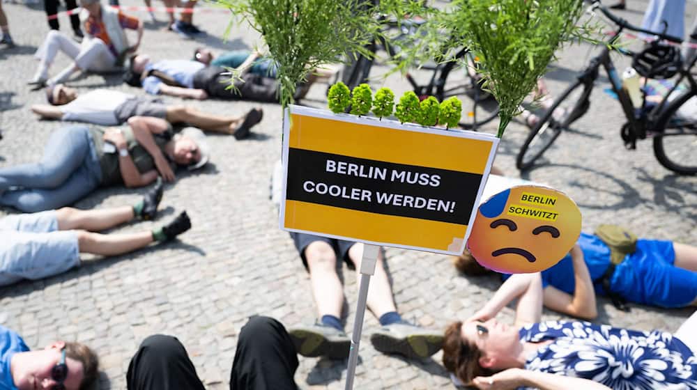 Als Warnung vor den möglichen Folgen des Klimanwandels legten sich etliche Demonstranten am Pariser Platz wie tot auf den Boden.  / Foto: Christophe Gateau/dpa