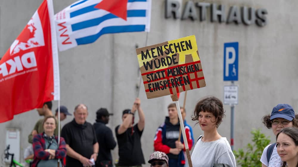 Demonstranten protestieren gegen die Pläne zum Bau eines Ein- und Ausreisezentrums am Flughafen BER in Schönefeld. Flüchtlings-Organisationen sprechen auch von einem «Abschiebegefängnis».  / Foto: Soeren Stache/dpa