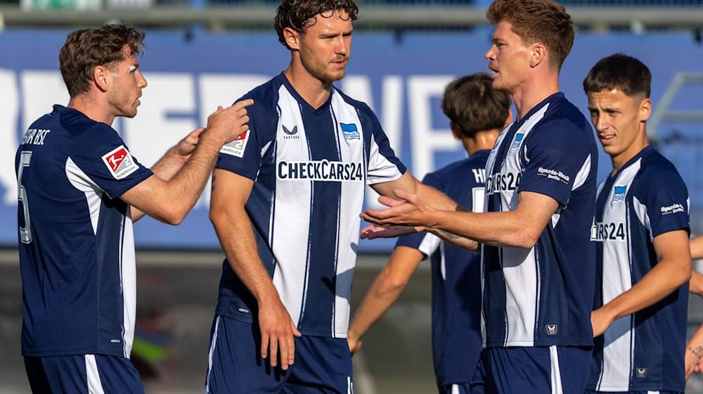 Hertha muss auf seinen Heimtrikots auch einen Teil der Rückenpartie mit Streifen ausstatten. / Foto: Soeren Stache/dpa