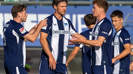 Hertha muss auf seinen Heimtrikots auch einen Teil der Rückenpartie mit Streifen ausstatten. / Foto: Soeren Stache/dpa
