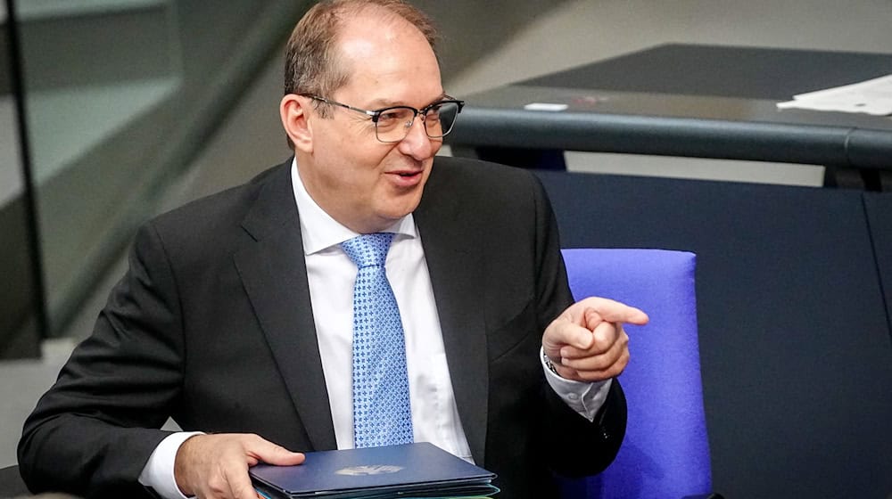 Bundesinnenminister Alexander Dobrindt (CSU) lehnt Landesaufnahmeprogramme für Geflüchtete ab. (Archivbild) / Foto: Kay Nietfeld/dpa
