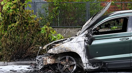 Wegen Brandstiftungen an Autos vor Berliner Gefängnissen hat die Polizei eine Wohnung und eine Gefängniszelle durchsucht. / Foto: Jens Kalaene/dpa