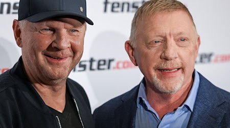 Stefan Effenberg (l) rät Nick Woltemade vorerst zu einem Verbleib in Stuttgart.  / Foto: Jens Kalaene/dpa