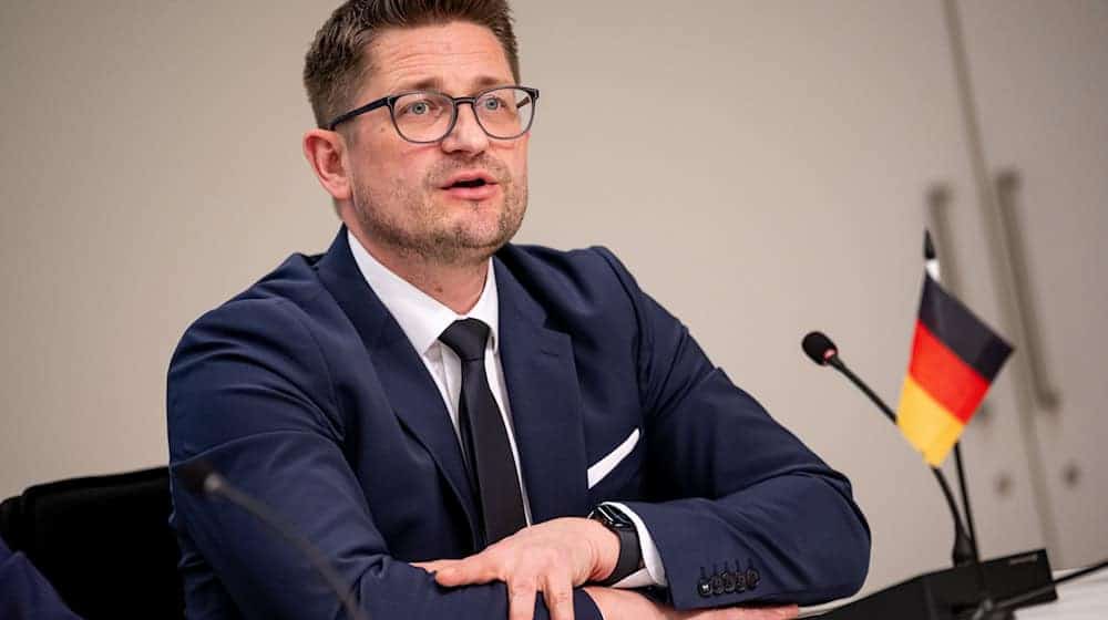 «Wir lassen uns nicht am Nasenring durch die Manege führen», sagte der Brandenburger AfD-Landeschef René Springer. (Archivbild) / Foto: Fabian Sommer/dpa