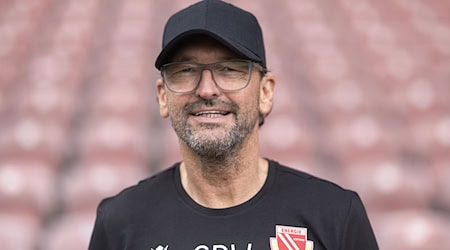 Energie Cottbus-Trainer Claus-Dieter Wollitz wünscht sich eine sorgenfreie Saison. / Foto: Frank Hammerschmidt/dpa