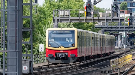 Am Samstagmorgen meldete die Berliner S-Bahn für die S1 und S7 Probleme. (Archivbild) / Foto: Soeren Stache/dpa