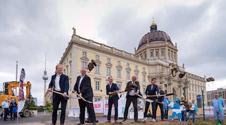 Jetzt geht es los: Die Freitreppe am Spreekanal wird gebaut. / Foto: Soeren Stache/dpa