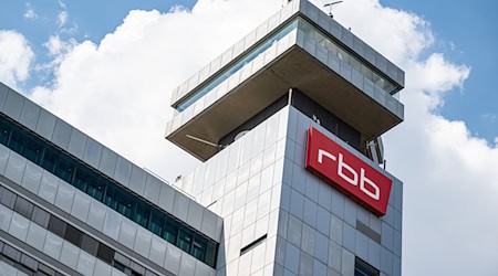 Der RBB sah sich mit Vorwürfen der Verschwendung und der Vetternwirtschaft konfrontiert. (Archivbild) / Foto: Fabian Sommer/dpa
