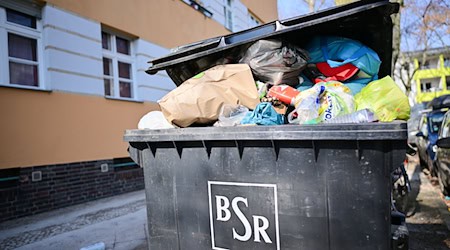 In engen Straßen kann die Berliner Stadtreinigung Mülltonnen oft nicht leeren. (Symbolild)   / Foto: Sebastian Gollnow/dpa