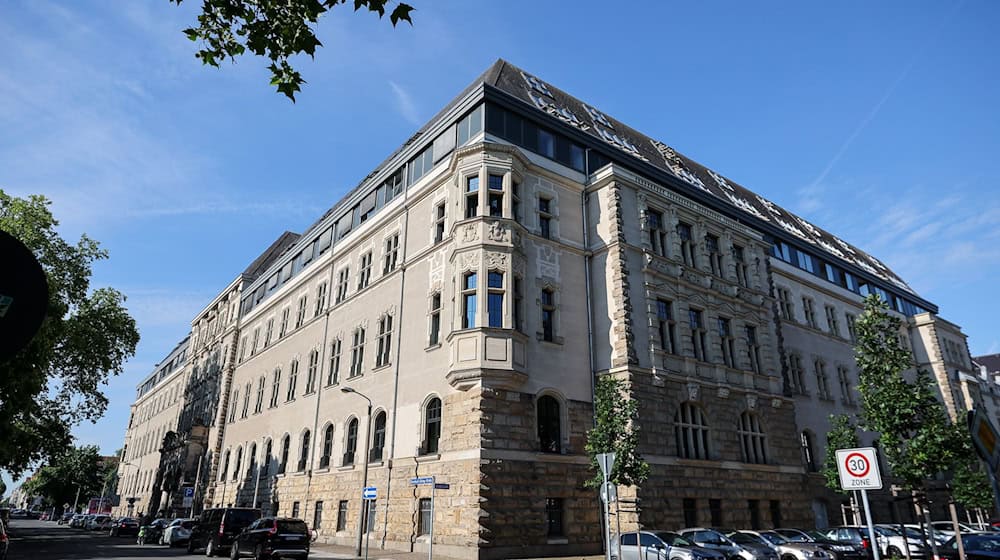 Die Fassade des Amtsgerichts ist mit schwarzer Farbe beschmiert worden. (Archivbild) / Foto: Jan Woitas/dpa