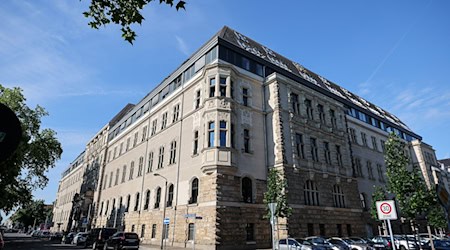 Die Fassade des Amtsgerichts ist mit schwarzer Farbe beschmiert worden. (Archivbild) / Foto: Jan Woitas/dpa
