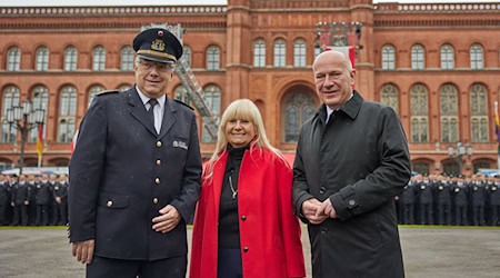 Landesbranddirektor Karsten Homrighausen (l-r), Innnensenatorin Iris Spranger (SPD) und Berlins Regierender Bürgermeister Kai Wegner (CDU) empfingen die neuen Feuerwehrleute vor dem Roten Rathaus.  / Foto: Joerg Carstensen/dpa