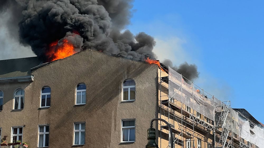 Dichter Rauch quillt aus dem Dach des Gebäudes in Schöneberg. / Foto: Sven Kaeuler/dpa