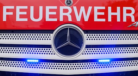 Das Feuerwehrauto ist von der Straße abgekommen und umgekippt. (Symbolbild) / Foto: Klaus-Dietmar Gabbert/dpa