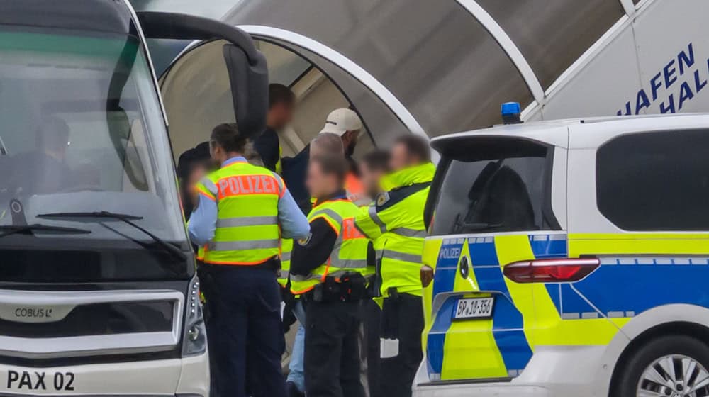 Nach der Abschiebung einer jesidischen Familie aus Brandenburg will sich Innenminister René Wilke für deren Rückholung einsetzen. (Archivbild) / Foto: Hendrik Schmidt/dpa